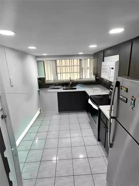 920 NE 199th St #3J, Ives Estates, FL 33179