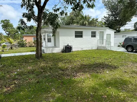 500 NE 162nd St #1, Golden Glades, FL 33162