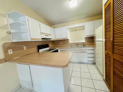 2204 W 74th St #201-20, Hialeah, FL 33016