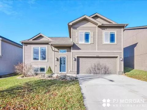 9154 Black St, Omaha, NE 68122