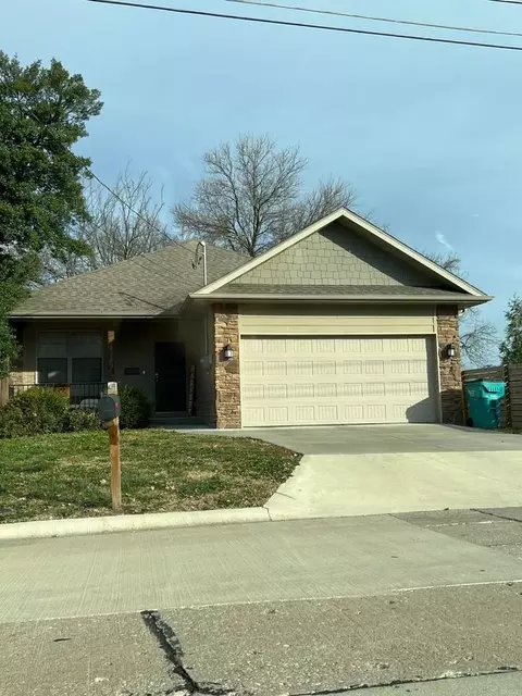 1117 E Latoka St, Springfield, MO 65807
