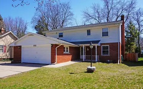 211 Woodsboro Dr, Royal Oak, MI 48067