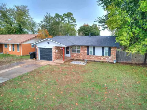 605 SW 10th St, Moore, OK 73160