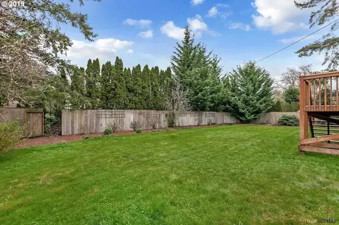 8205 SW Laurel St, Raleigh Hills, OR 97225