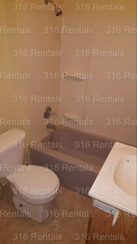 425 SW 3rd St, Newton, KS 67114