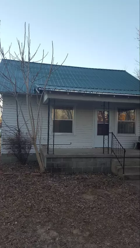 425 SW 3rd St, Newton, KS 67114
