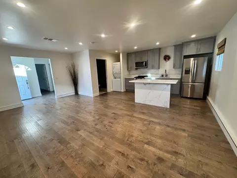 7842 Woodlake Ave, West Hills, CA 91304