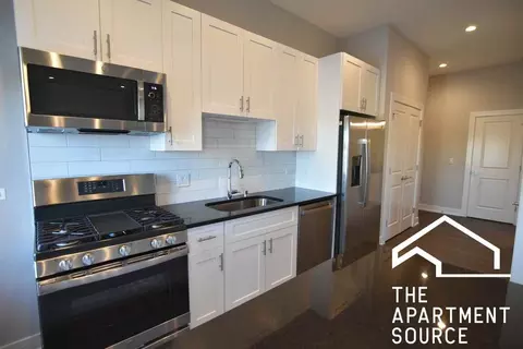 1730 W Greenleaf Ave #305, Chicago, IL 60626