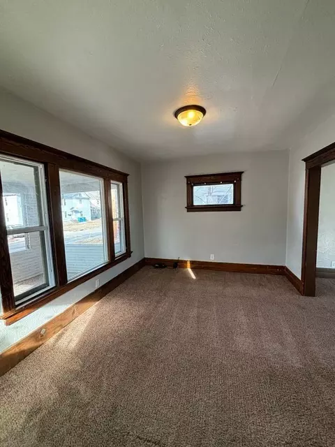 619 W 1st St, Waterloo, IA 50701