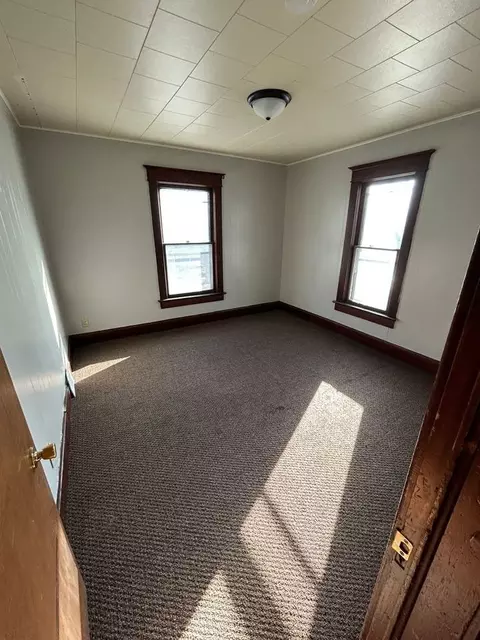 1122 W 3rd St, Waterloo, IA 50701