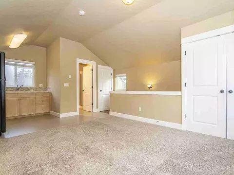 6145 SE Woodstock Blvd #B, Portland, OR 97206