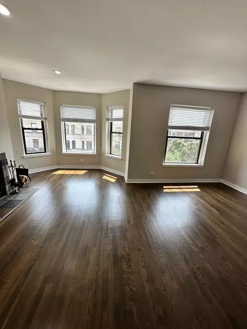 920 W Belle Plaine Ave, Chicago, IL 60613