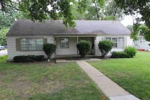4401 S Parkway Dr, Olathe, KS 66061
