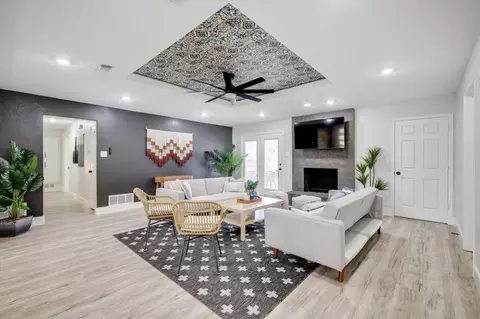 lisa ln, Desoto, TX 75115