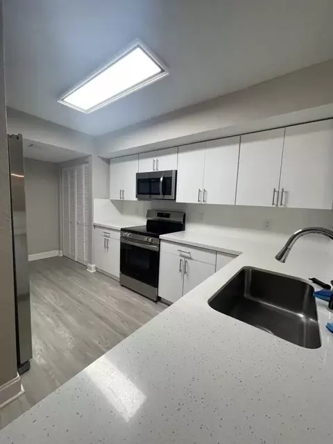 240 SE Tenth St, Delray Beach, FL 33483