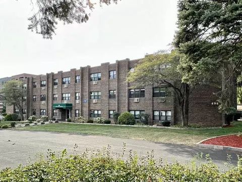 696 Elm Pl #111, Highland Park, IL 60035