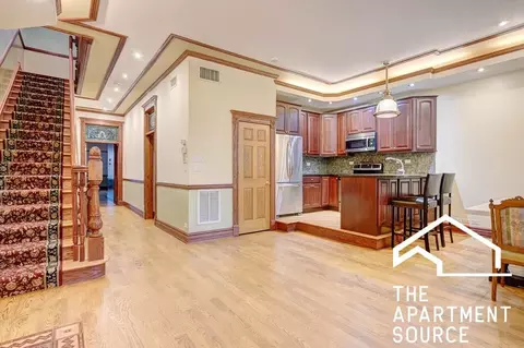 33 E Division St #3, Chicago, IL 60610
