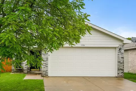 1104 Driftwood Ln, Fort Worth, TX 76140