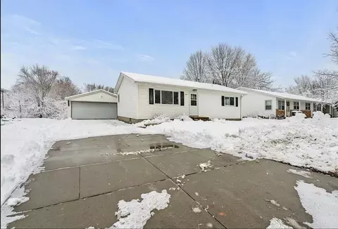 1417 Starview Dr, Cedar Falls, IA 50613
