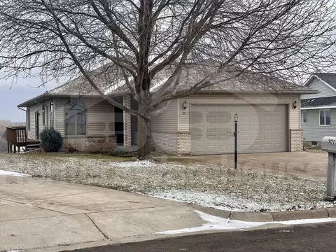 301 Crestview Dr, Hastings, MN 55033