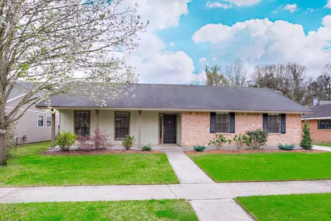 1138 Brookhollow Dr, Oak Hills Place, LA 70810