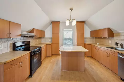 91 Walnut St #3, Manchester, NH 03104