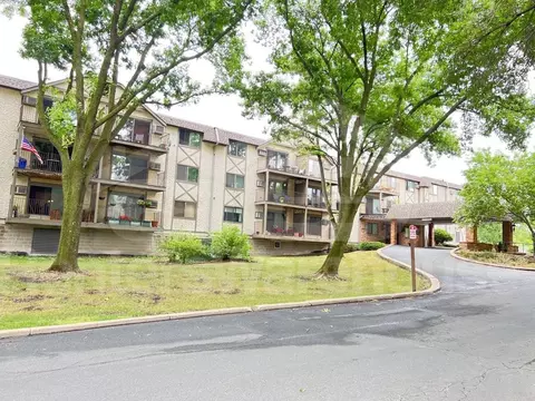 1304 W Medicine Lake Dr #118, Plymouth, MN 55441