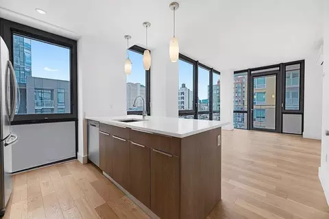 4122 24th St #3B, New York, NY 11101