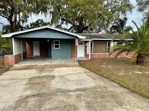 1317 Cambridge Dr, Leesburg, FL 34748