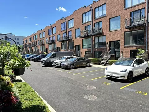 954 W Grace St #E201, Chicago, IL 60613