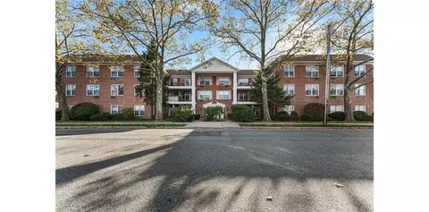 30 Lenox Rd #3, Rockville Centre, NY 11570
