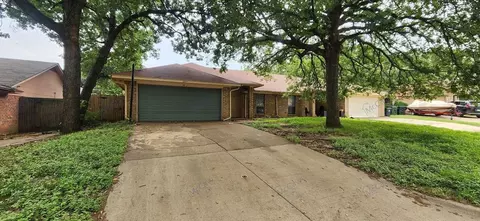 2204 Oak Hill Dr, Arlington, TX 76006