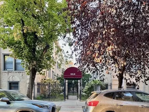 524 W Surf St #1N, Chicago, IL 60657
