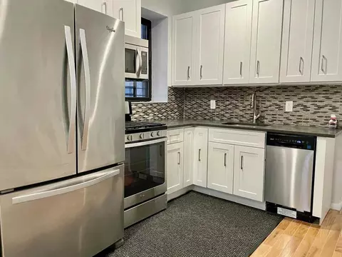 3421 9th St #3, Astoria, NY 11106