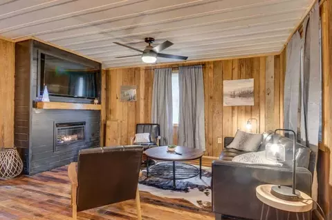 hooper hwy, Cosby, TN 37722
