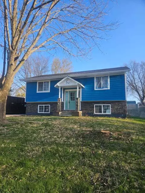 215 Knoll Dr, Norwalk, IA 50211