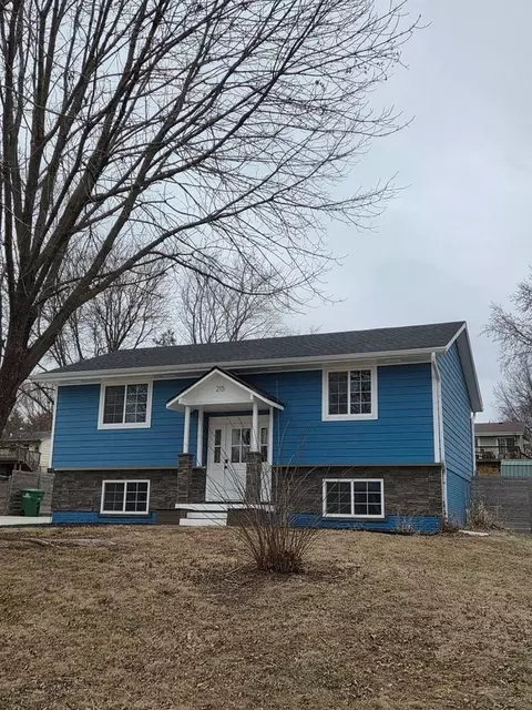 215 Knoll Dr, Norwalk, IA 50211