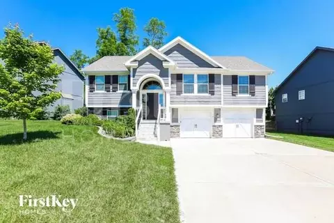 10736 N Laurel Ave, Kansas City, MO 64157