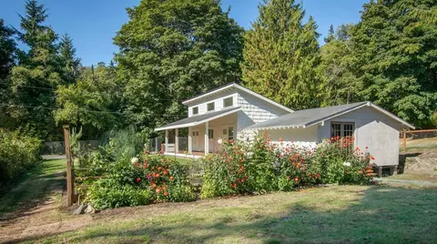 8113 Sand Dollar Ln, Clinton, WA 98236
