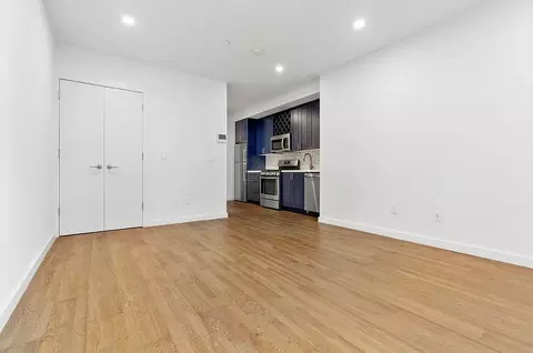 4132 27th St #PHC, New York, NY 11101