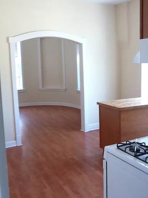 5671 N Clark St #2F, Chicago, IL 60660