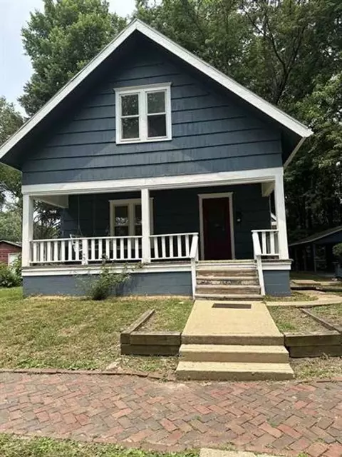 806 Stoughton St, Urbana, IL 61801
