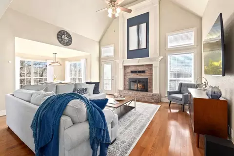 blueberry ln, Lowell, AR 72745