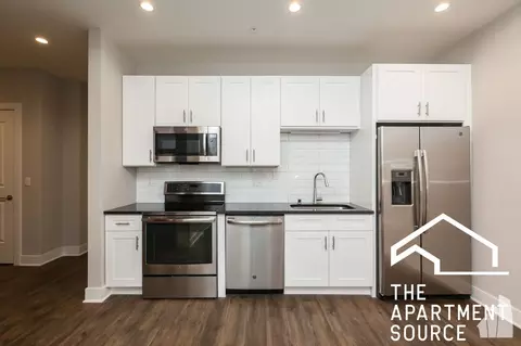 3833 N Broadway St #320, Chicago, IL 60613