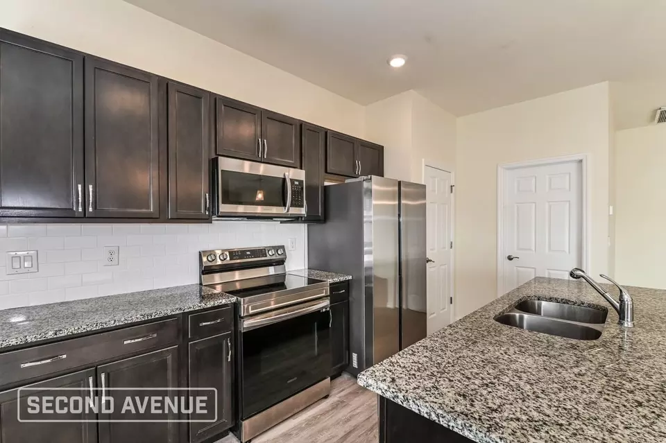  2923 NE 2nd Pl, Cape Coral, FL 33909 photo 2