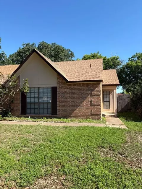 658 Stonehenge Dr, Grand Prairie, TX 75052