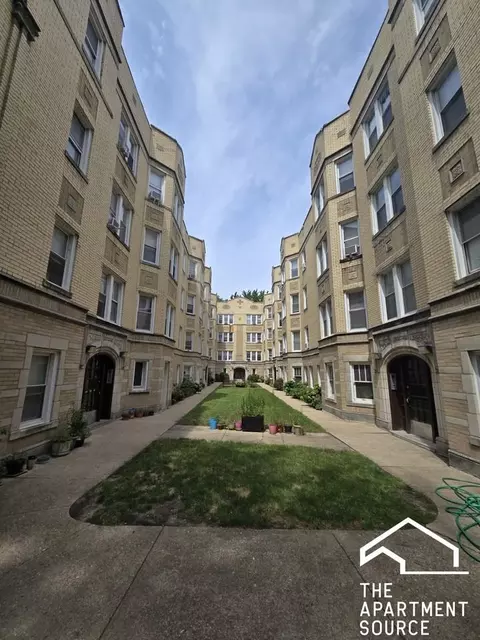 1800 W Farwell Ave #G, Chicago, IL 60626