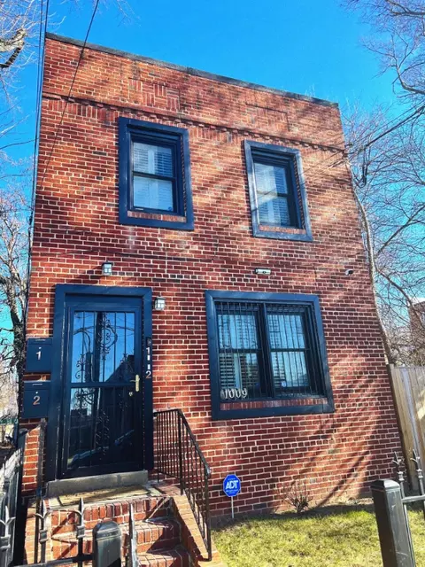 1009 46th St NE #1, Washington, DC 20019