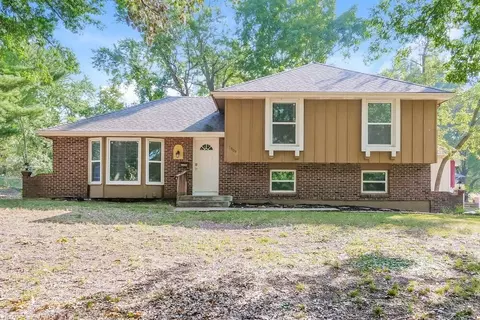 7808 E 120th St, Grandview, MO 64030