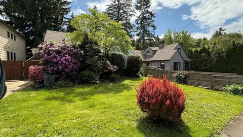 5708 SE Stark St, Portland, OR 97215